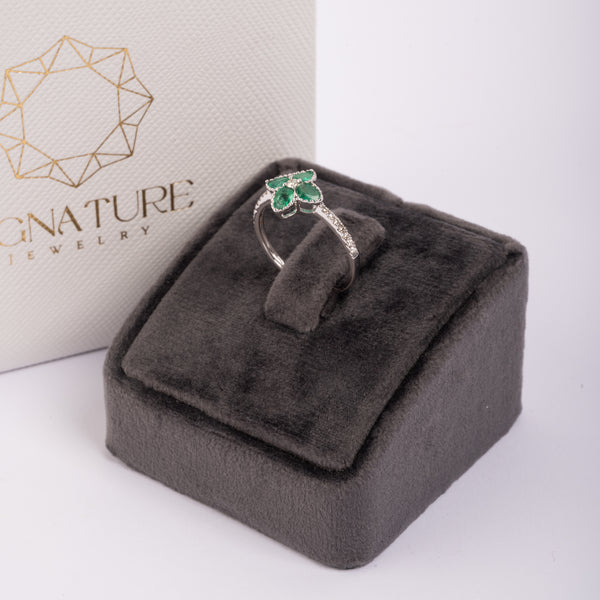 Flower shape Diamond and Emerald Ring with Flowers Arrangement