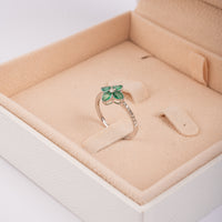 Flower shape Diamond and Emerald Ring with Flowers Arrangement